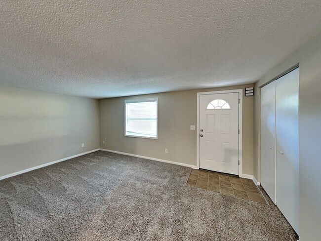 Building Photo - Orange Park Area