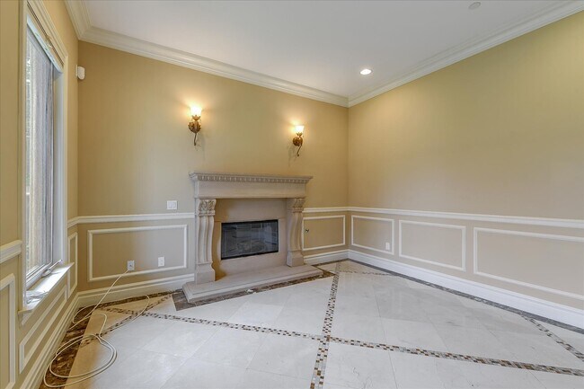 Building Photo - 8634 Garibaldi Ave