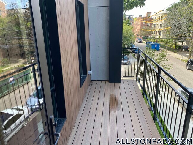 Building Photo - 83 Gardner St