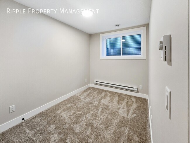 Photo du bâtiment - BRAND NEW 2 BEDS 1 BATH LOWER UNIT