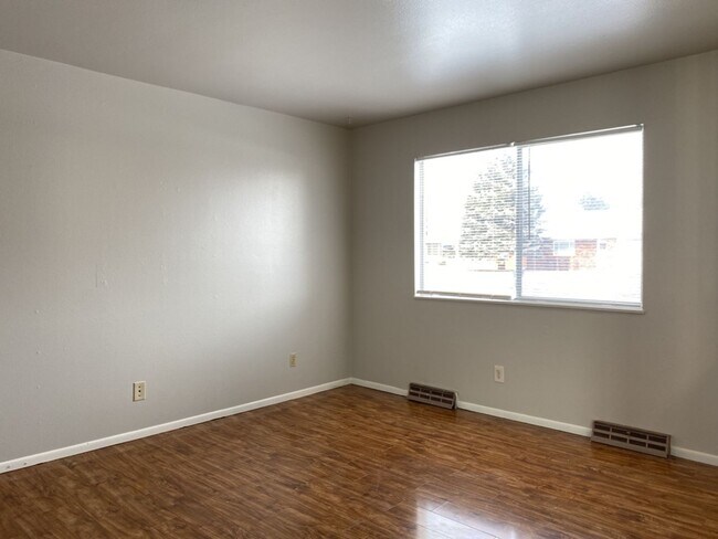 Foto del edificio - Cozy 3 Bed/1.5 Bath Duplex with Fenced Yard and 1 Car Garage