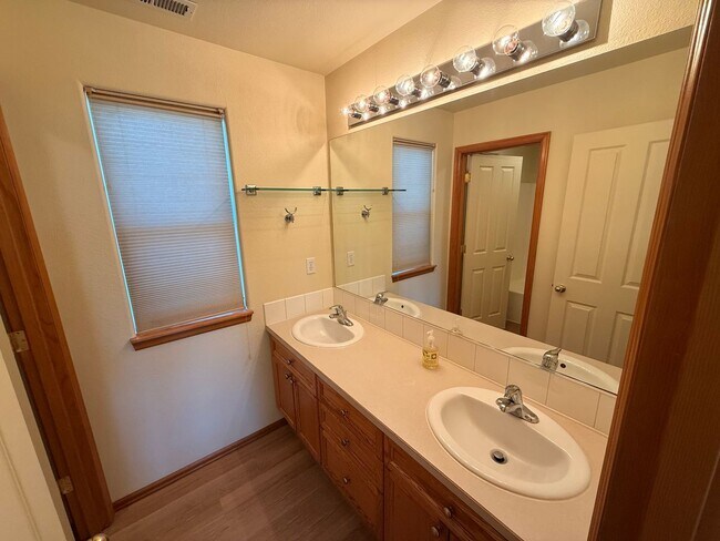 Foto del edificio - CHARMING SINGLE-LEVEL HOME IN A BEAUTFUL WELCOMING NEIGHBORHOOD!!!