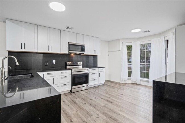 Building Photo - 158 Oak River Dr
