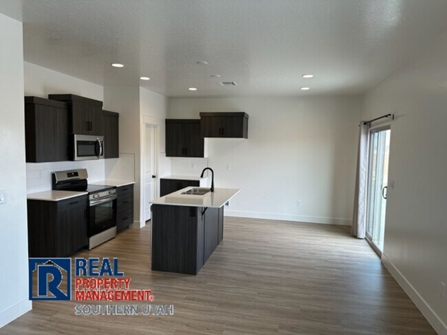 Building Photo - Townhome in South Desert