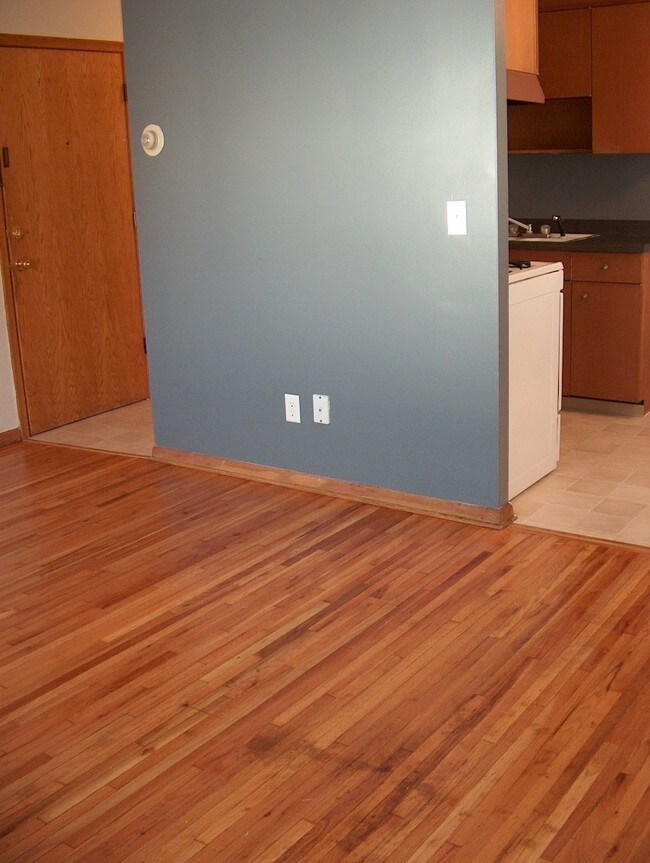 De interior - 630 4th Ave SE