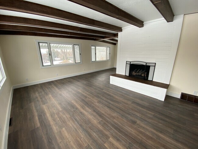 Foto del edificio - 2305 Fairway Dr