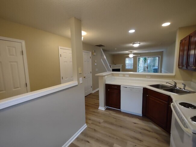 Foto del edificio - Pristine, move in ready Townhome located i...