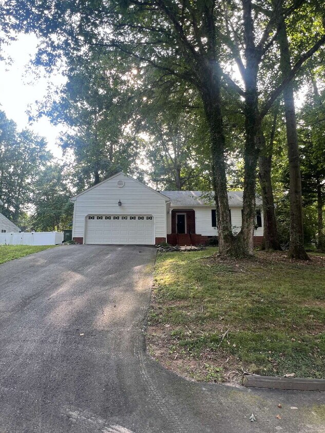 Building Photo - Charming One-Level Home in Quiet Cul-de-Sa...