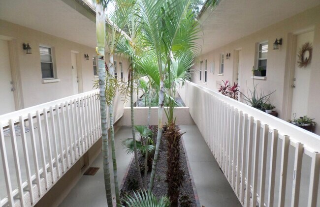 Foto del edificio - 3360 S Osprey Ave