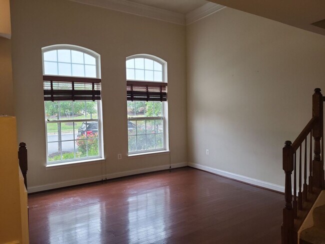 Building Photo - Fantastic 2 Bed 2.5 Bath Interior Townhome...