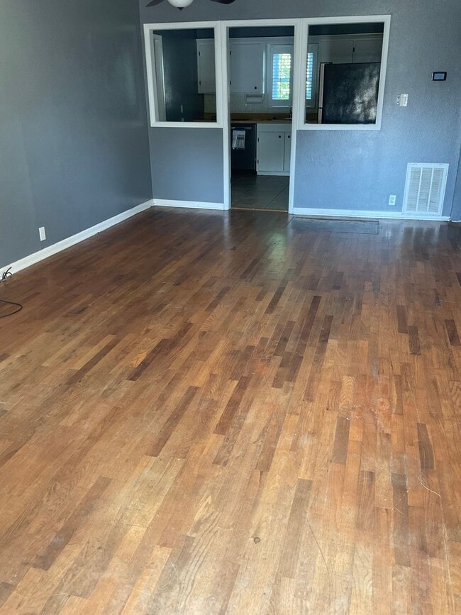 Building Photo - LEASE TAKEOVER: NO DEPOSIT NEEDED!!! Gorgeous 2bd/1bath home with one car garage in Joplin Mo!! 6...