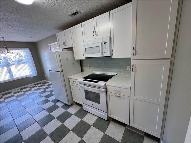 Building Photo - 505 Clearwood Ave