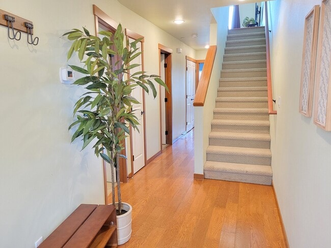 Building Photo - Lincoln Square Townhomes
