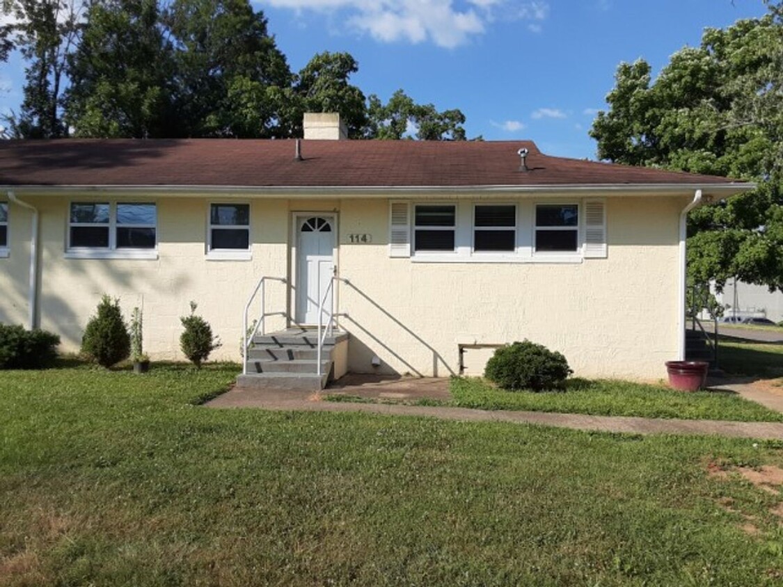 Primary Photo - Duplex located in the heart of Oak Ridge. ...