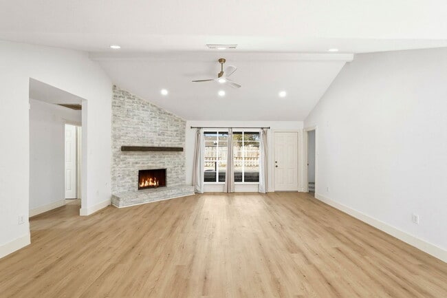 Foto del edificio - 11011 Almond Grove