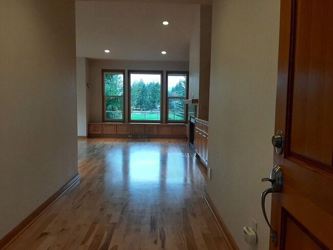 Building Photo - Golf course views, 3 bed 2 bath rambler!