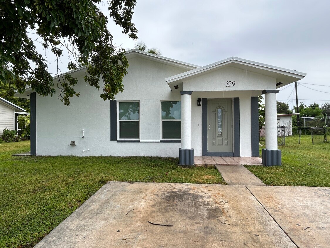 Foto principal - 329 W Aztec Ave