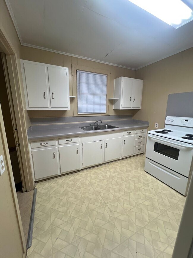 Building Photo - 1 bedroom 1 bath Duplex for lease