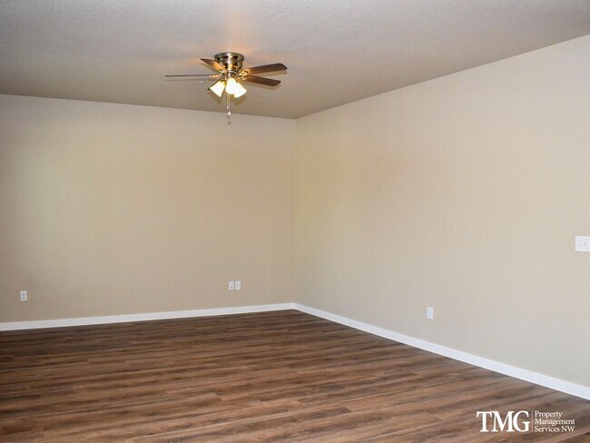 Foto del edificio - 2BD Duplex in Great Washougal Location!  Beautiful Finishes!