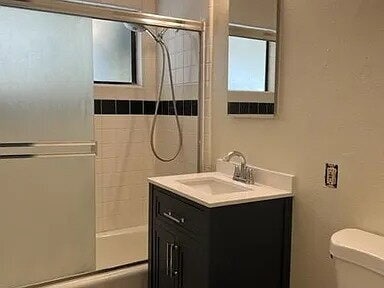 Building Photo - 2 bedroom, 1 bath duplex