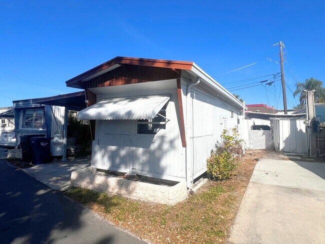 Foto del edificio - 616 Cortez Rd W