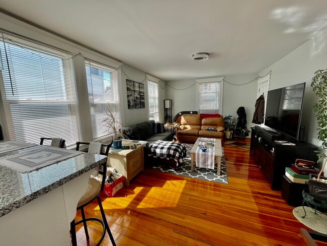 Building Photo - 14 Roberts St