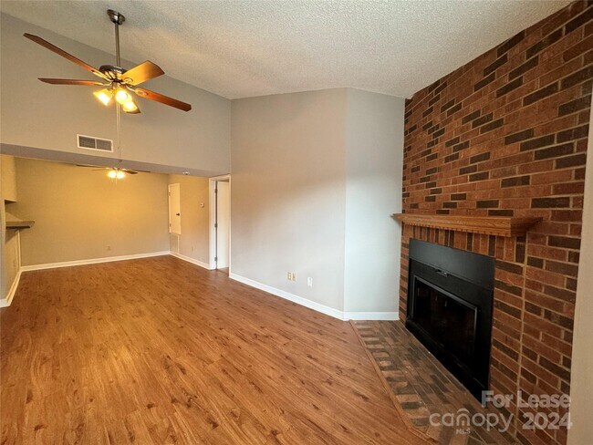 Foto del edificio - 1600 Sharon Rd W