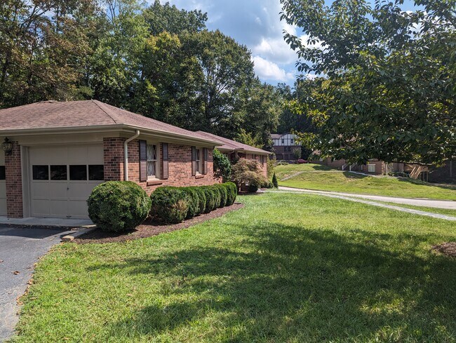 Building Photo - 200 Cambridge Dr