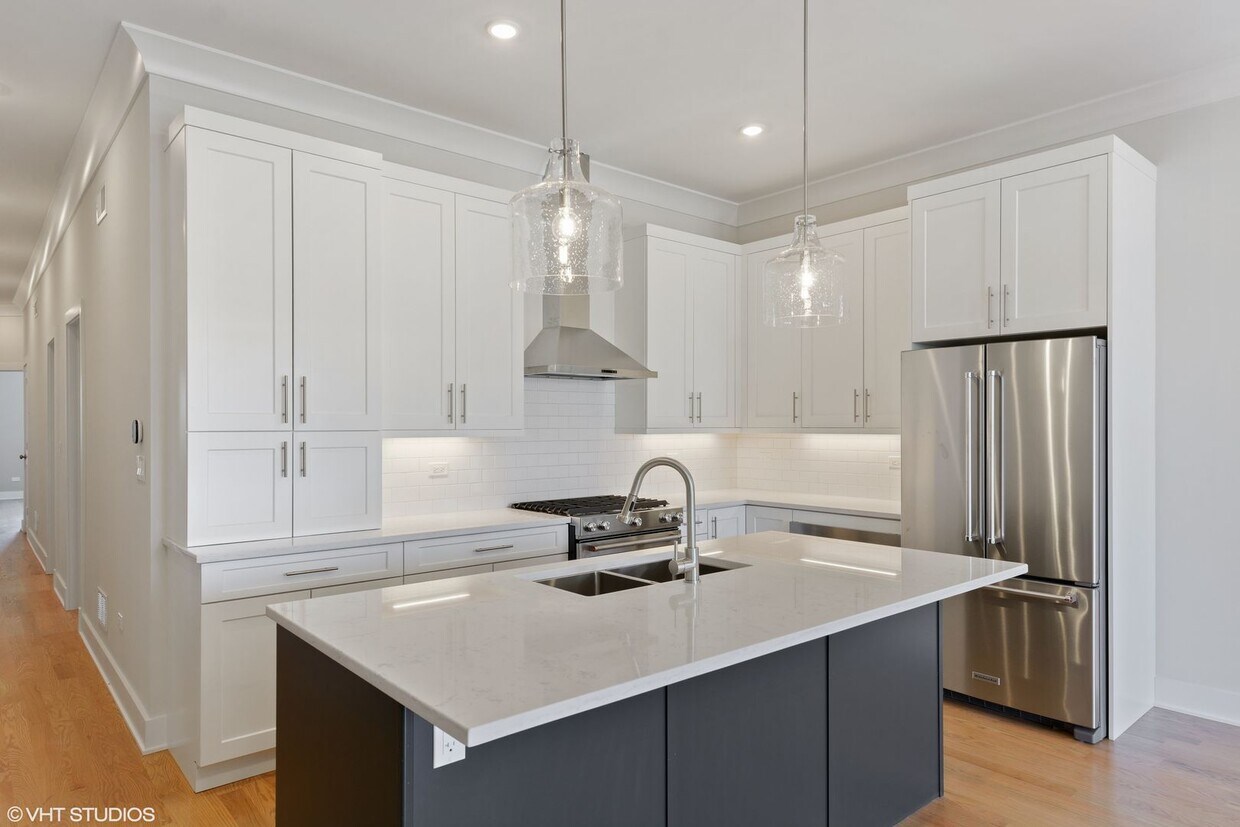 Pet Friendly 3 Bed 2 Bath Condo Quality in Roscoe Village - Pet Friendly 3 Bed 2 Bath Condo Quality in Roscoe Village