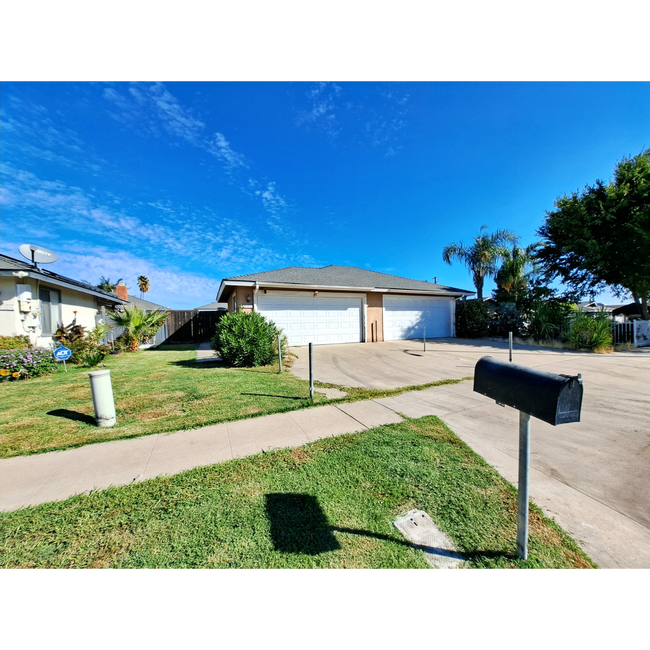 Foto del edificio - Spacious 3-Bedroom Home Steps from Addams ...