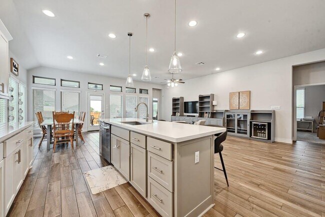 Foto del edificio - 132 Cyrus Milton Dr