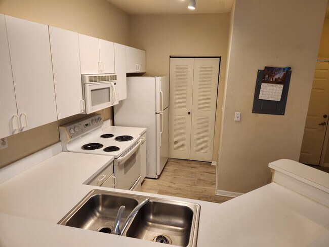 Building Photo - 560 Florida Club Blvd