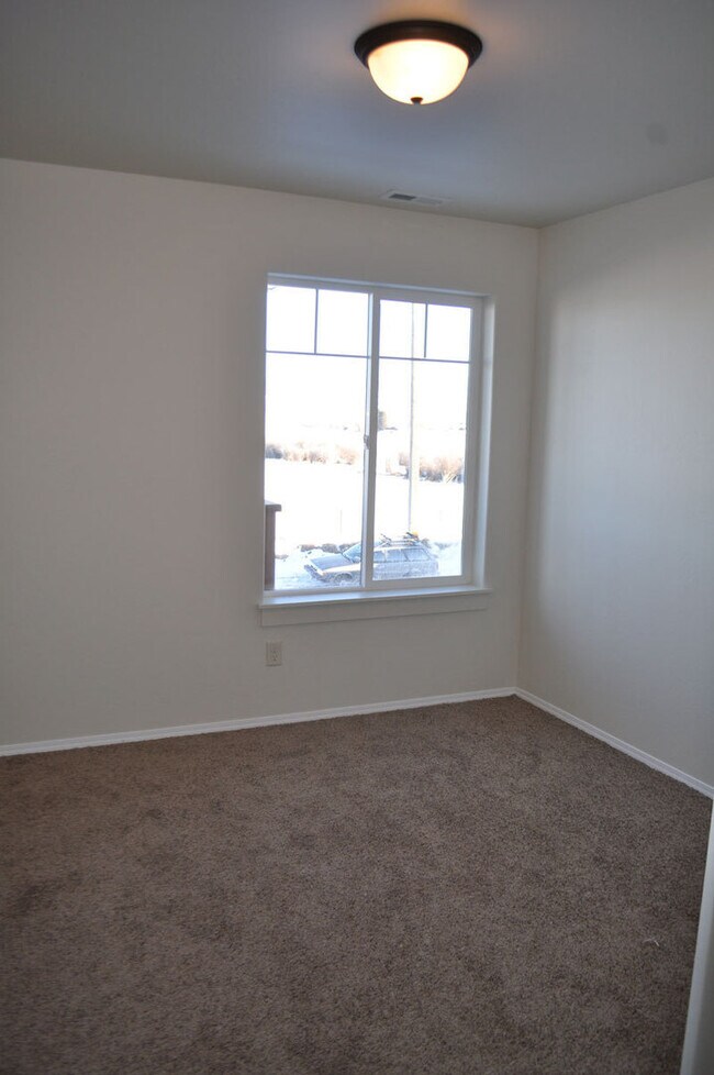 Foto del edificio - 3 Bedroom 2 Bathroom Condo * Flexible Leas...
