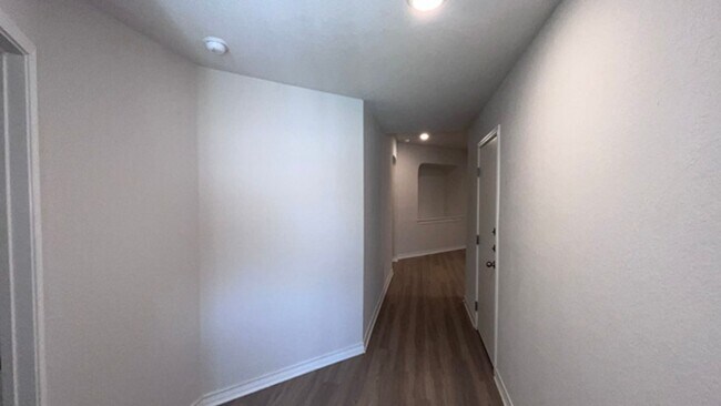 Foto del edificio - Charming 4-Bedroom Home Available for Rent...