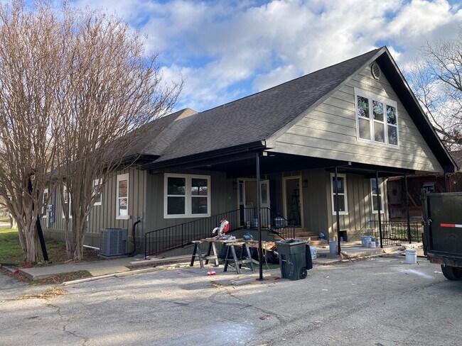 Building Photo - 304 8th St