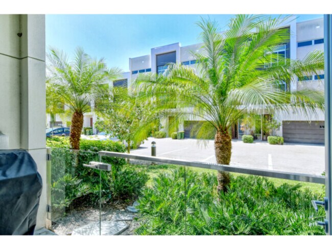 Foto del edificio - Contemporary Townhome located in Downtown ...