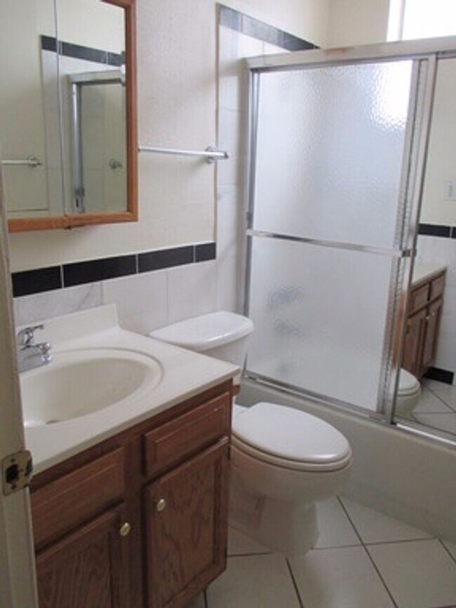 Building Photo - Pet-friendly & spacious 2 BD/2 BA in great...