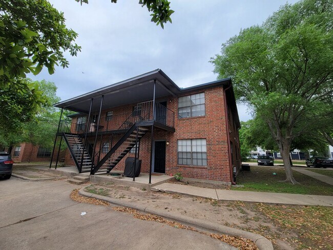 Foto del edificio - College Station - 3 bedroom / 2 bath 4 plex- downstair units.
