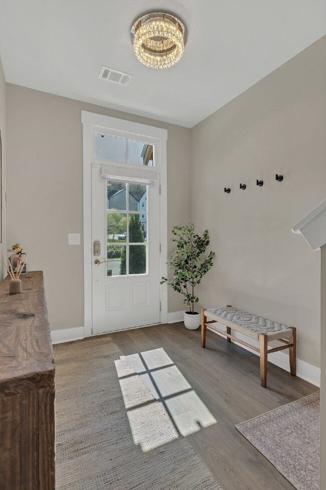 Foto del edificio - Better-than-new townhome in Highlands at S...