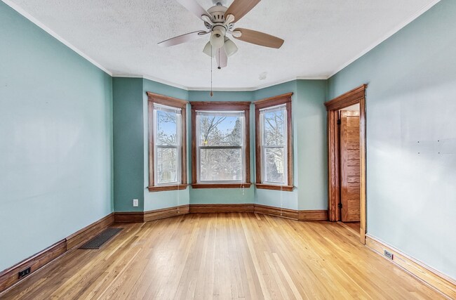 Sala de estar principal con ventanas orientadas al oeste. - 3747 N Kostner Ave