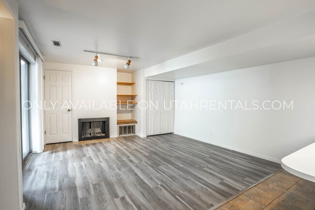 Building Photo - 1651 Hickory Ln