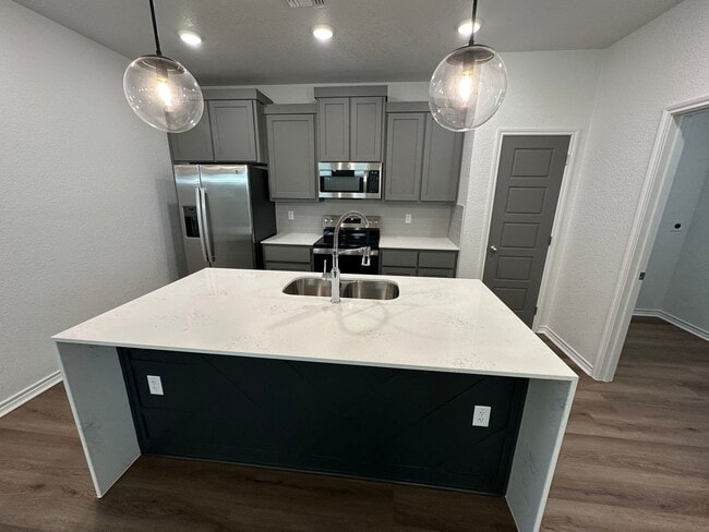 Foto del edificio - AVAILABLE NOW!