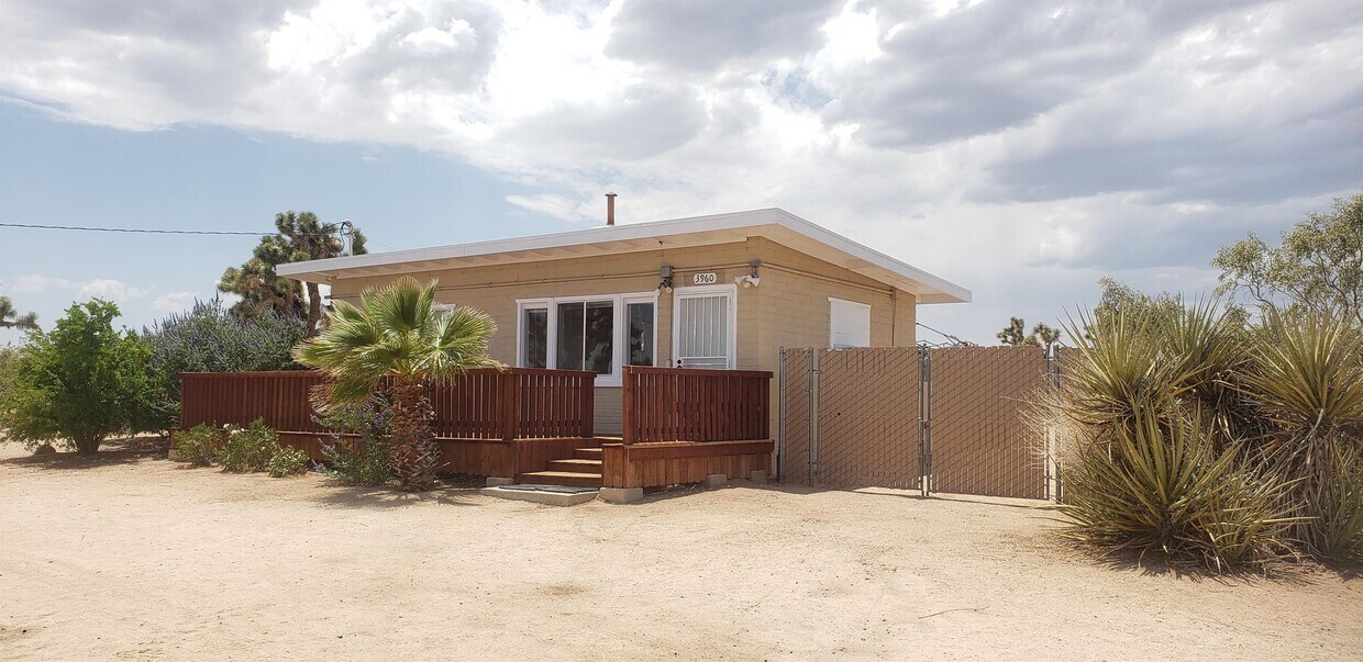 Primary Photo - 3960 Warren Vista Ave