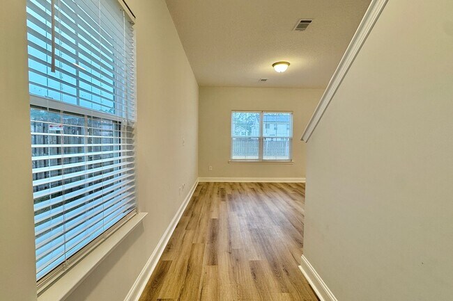 Foto del edificio - AVAILABLE NOW! (Pet Friendly)