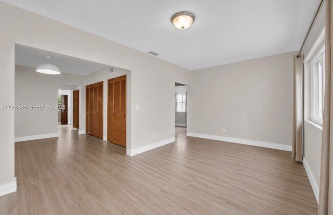 Foto del edificio - 727 NW 24th Ct
