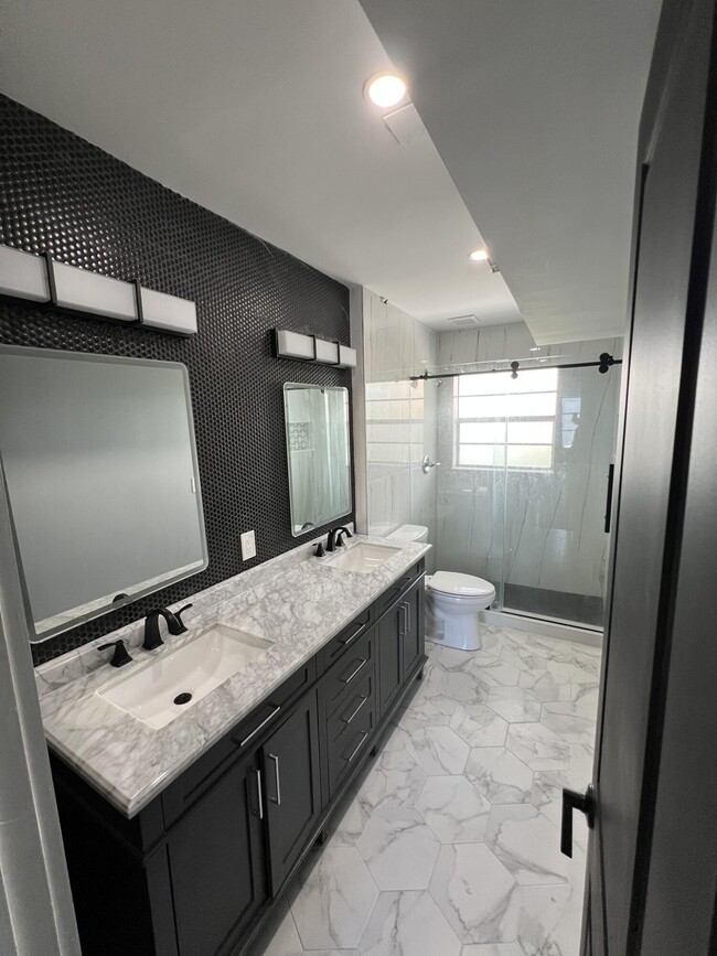 Building Photo - 1630 Embassy Dr