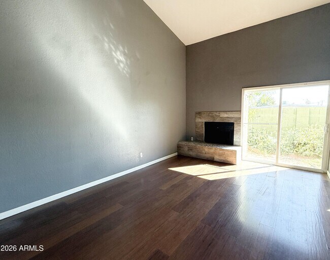 Foto del edificio - 2202 W Glenrosa Ave