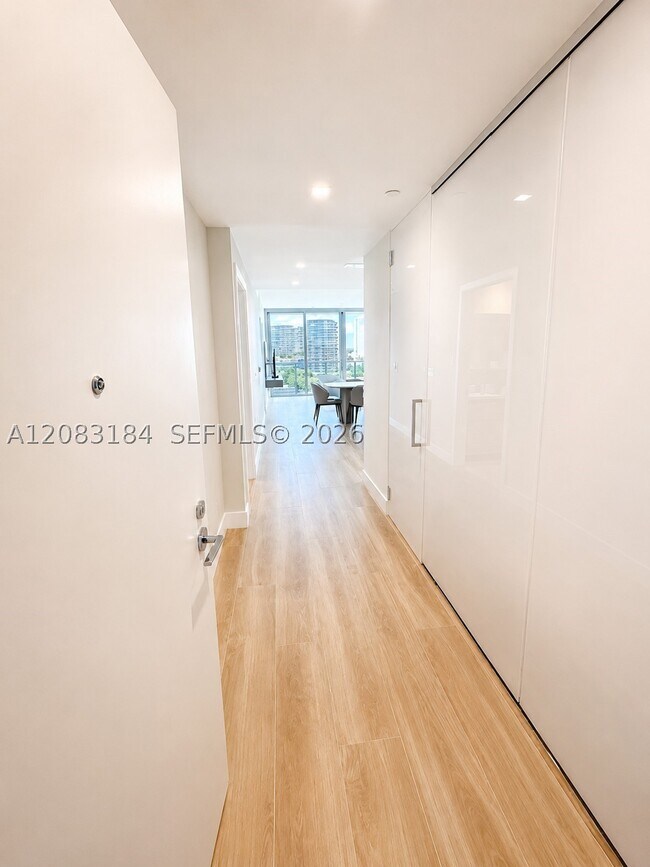 Foto del edificio - 2411 Laguna Cir