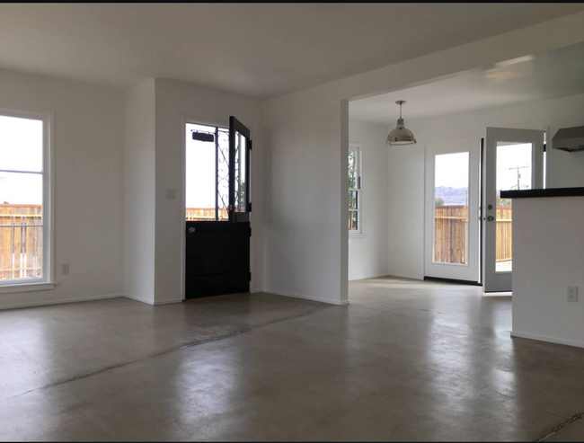 Foto del edificio - A 2 Bedroom 1 Bath Home With Art Studio