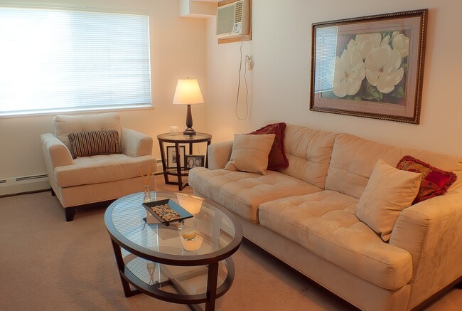 Building Photo - Wellington Manor